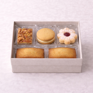 フロランタン、バターサンド、苺ジャムクッキー、フィナンシェが入ったボックスの画像